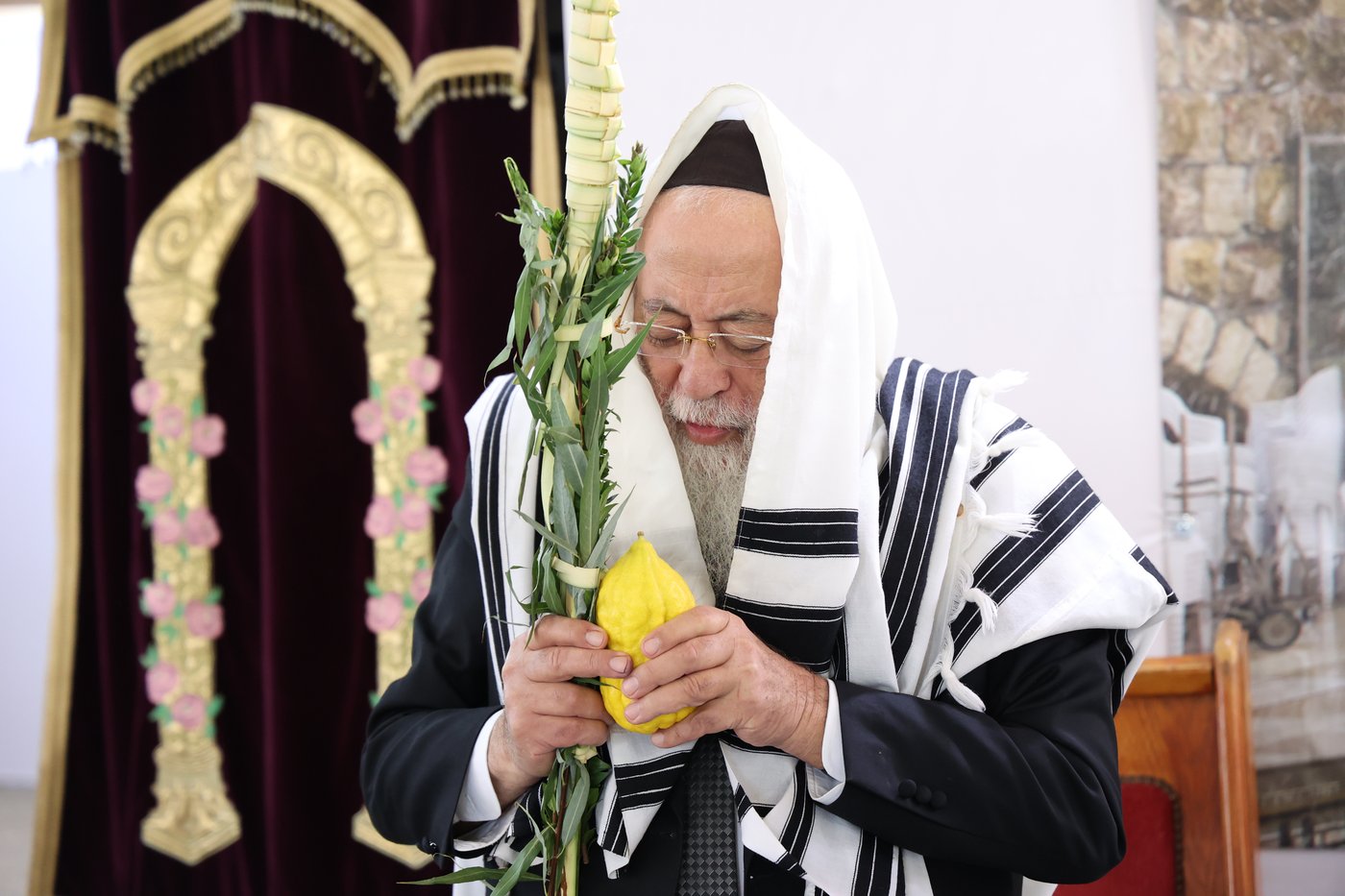 גדולי ישראל הספרדים בנטילת לולב בחול המועד