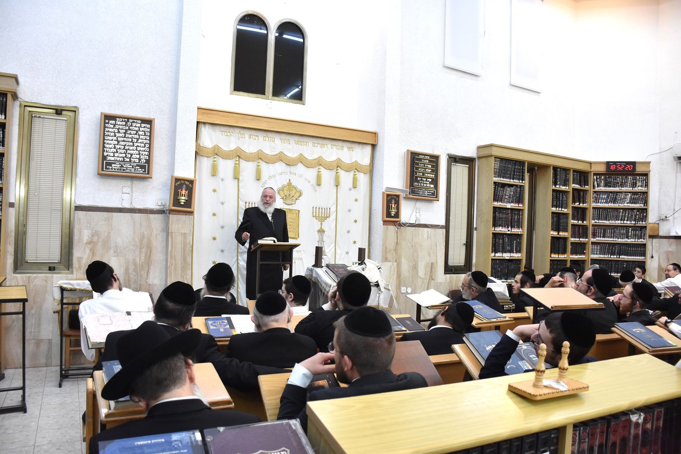 אלפים בשיעורו של הגאב"ד הגר"א וייס בבני ברק