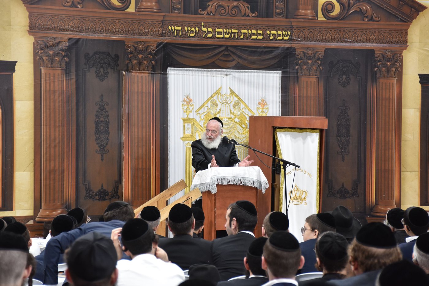 אלפים בשיעורו של הגאב"ד הגר"א וייס בבני ברק