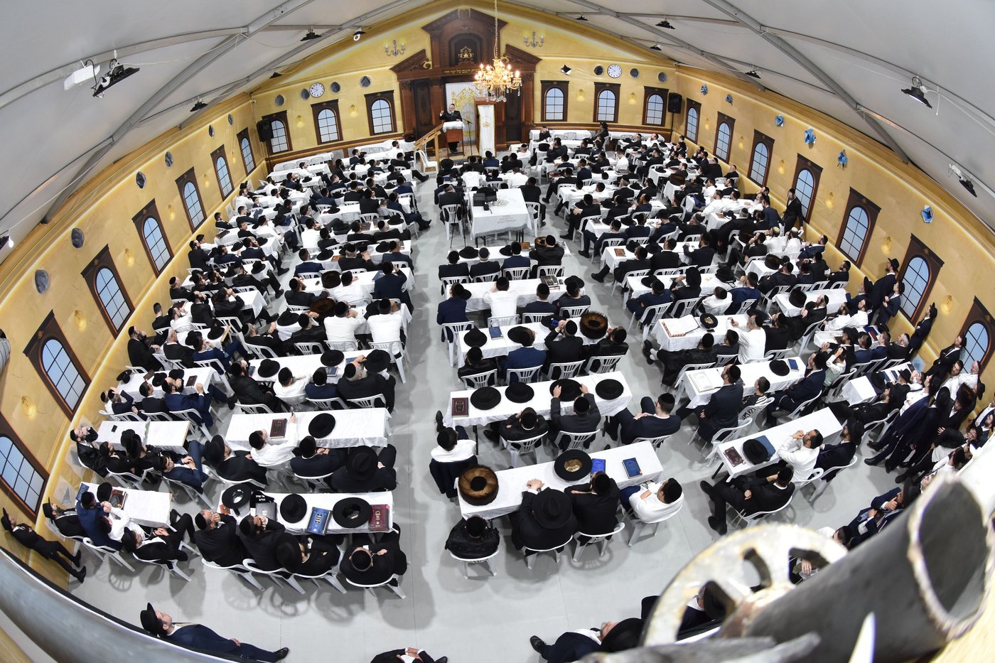 אלפים בשיעורו של הגאב"ד הגר"א וייס בבני ברק