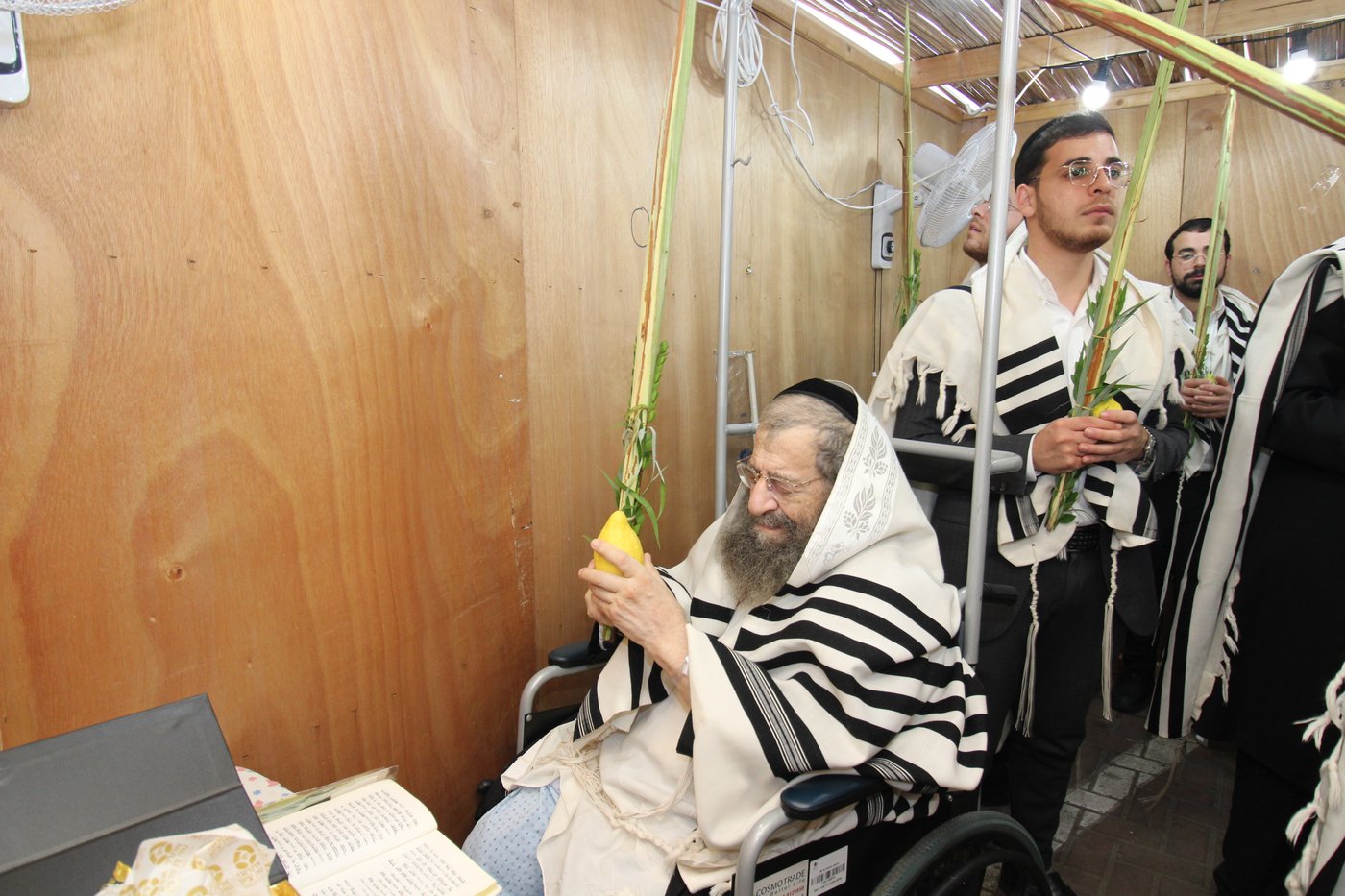 הגאון רבי מסעוד בן שמעון בנטילת לולב בבית החולים
