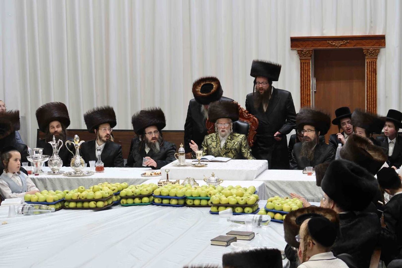 מוצאי שמחת תורה בחצה"ק סערט ויז'ניץ