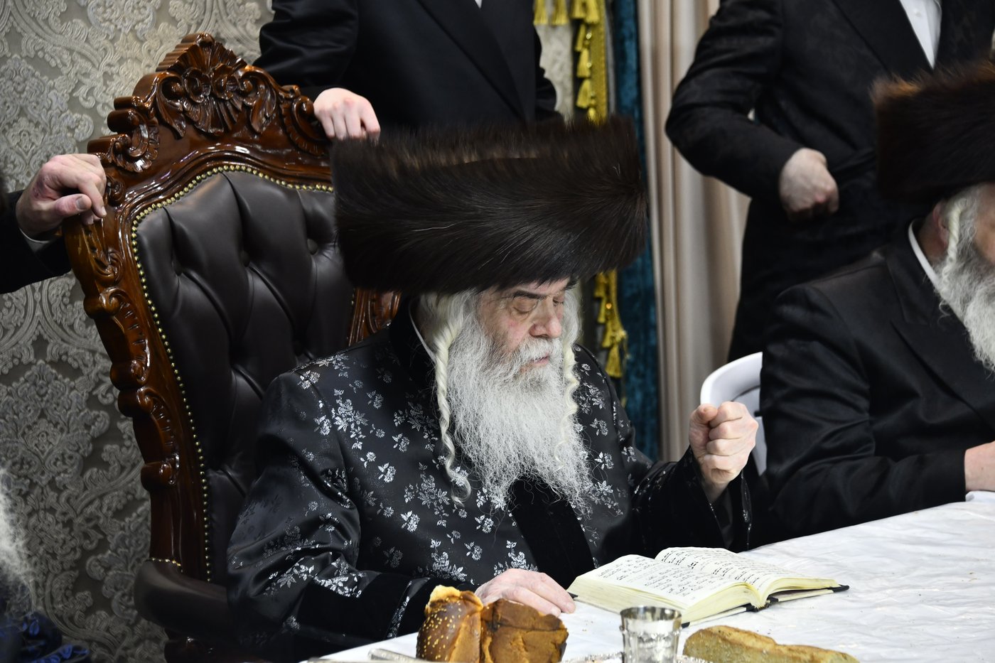 האדמו"ר מקרעטשניף י-ם בטיש חוה"מ סוכות