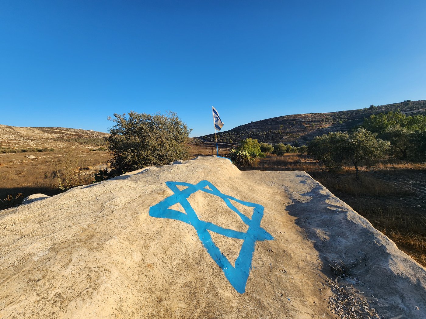 מבנה עתיק בחורבת אסתונא שנצבע בכיפה תכלת והוכרז כקבר אחיה השילוני
