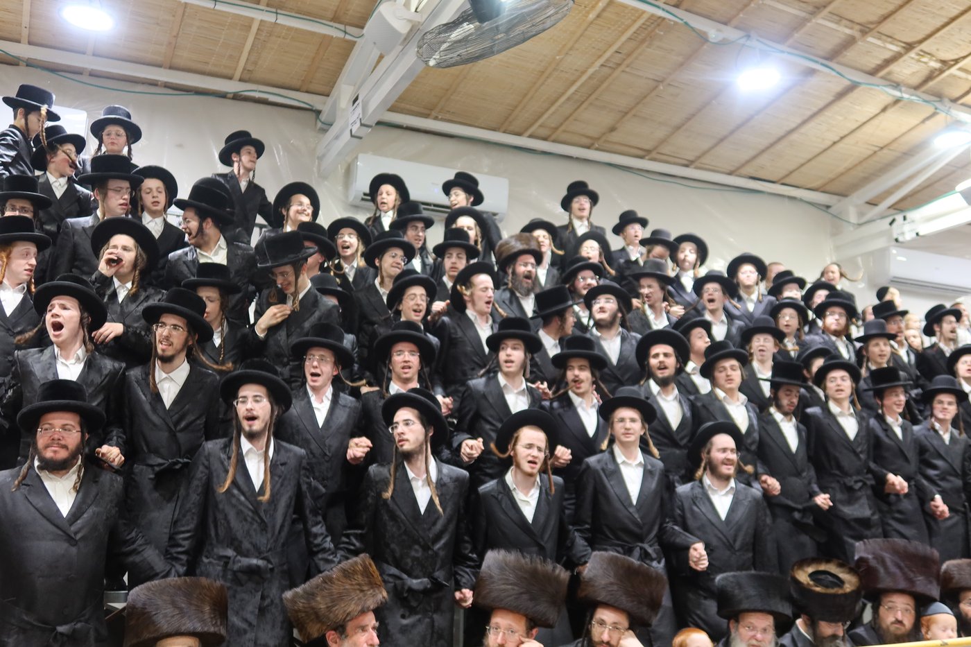 סוכות בחצה"ק זוועיהל