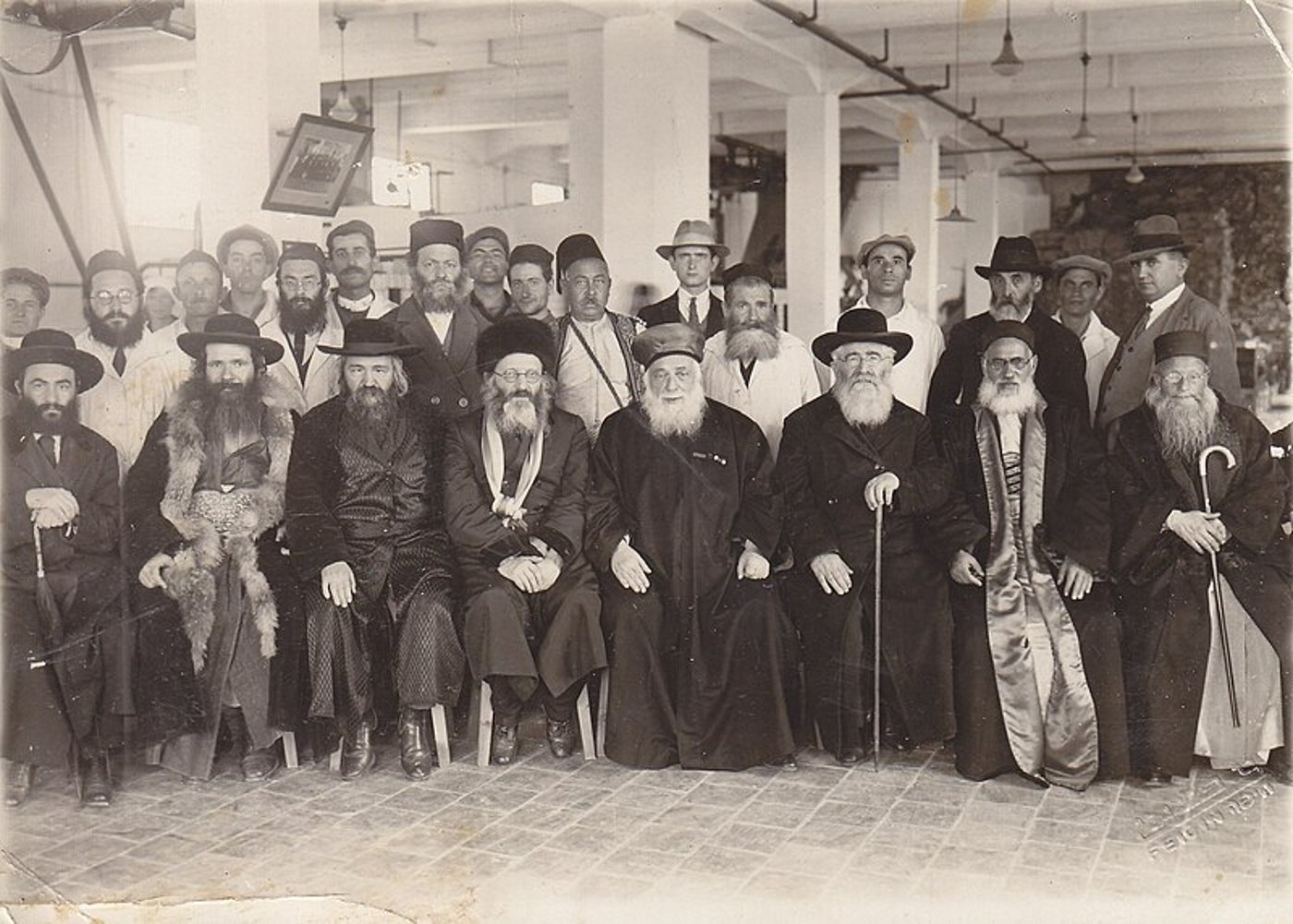 רבנו  בביקור רבנים בתחנת הכוח בחיפה, תרפ"א.