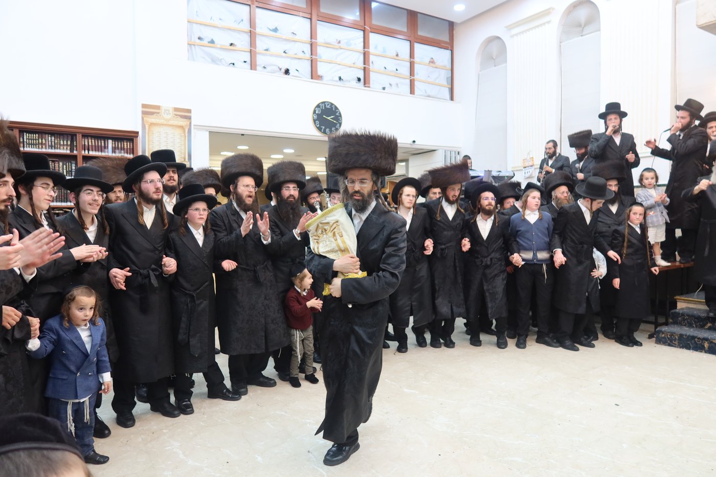 הקפות שניות בחצה"ק זוועיהל
