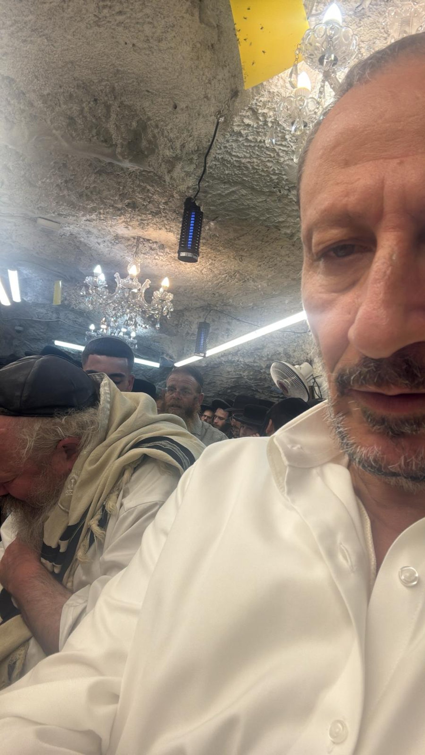 המקובל רבי יעקב עדס בהדלקה בהילולת 'שמעון הצדיק' בירושלים