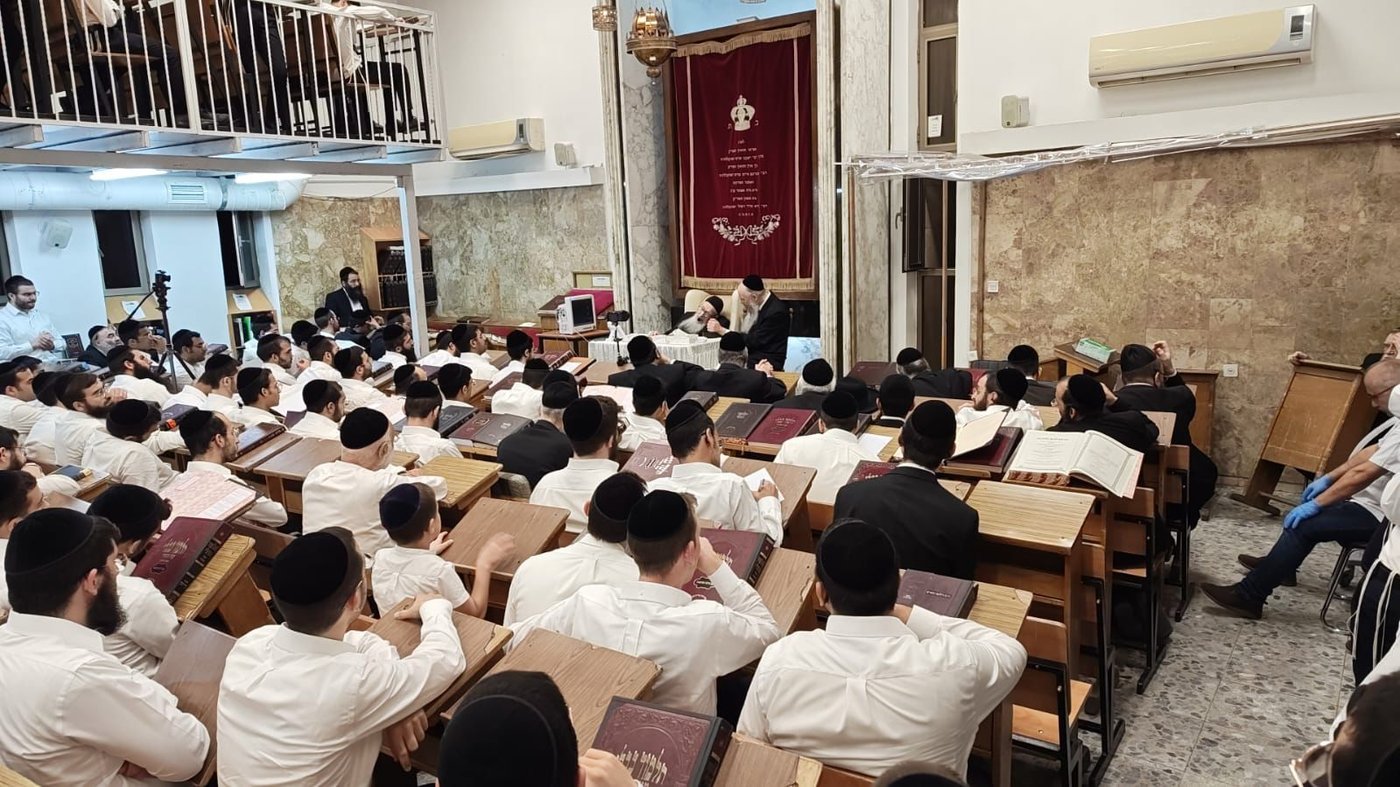הגר"י עדס מוסר את שיעורו בישיבה