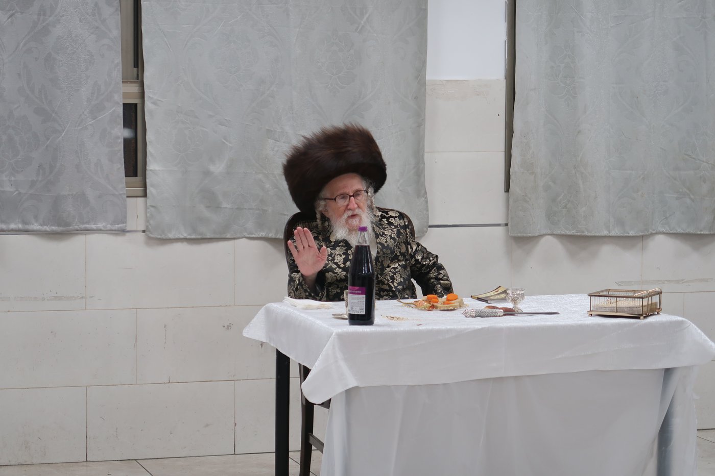 האדמו"ר מזלאטשוב במלווה מלכה בחיפה