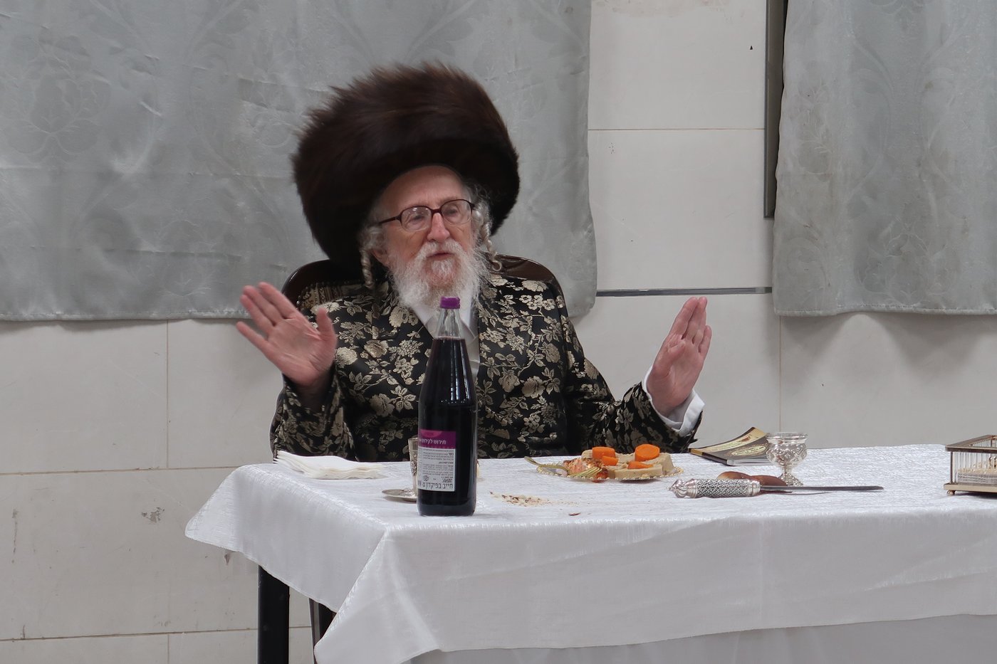 האדמו"ר מזלאטשוב במלווה מלכה בחיפה