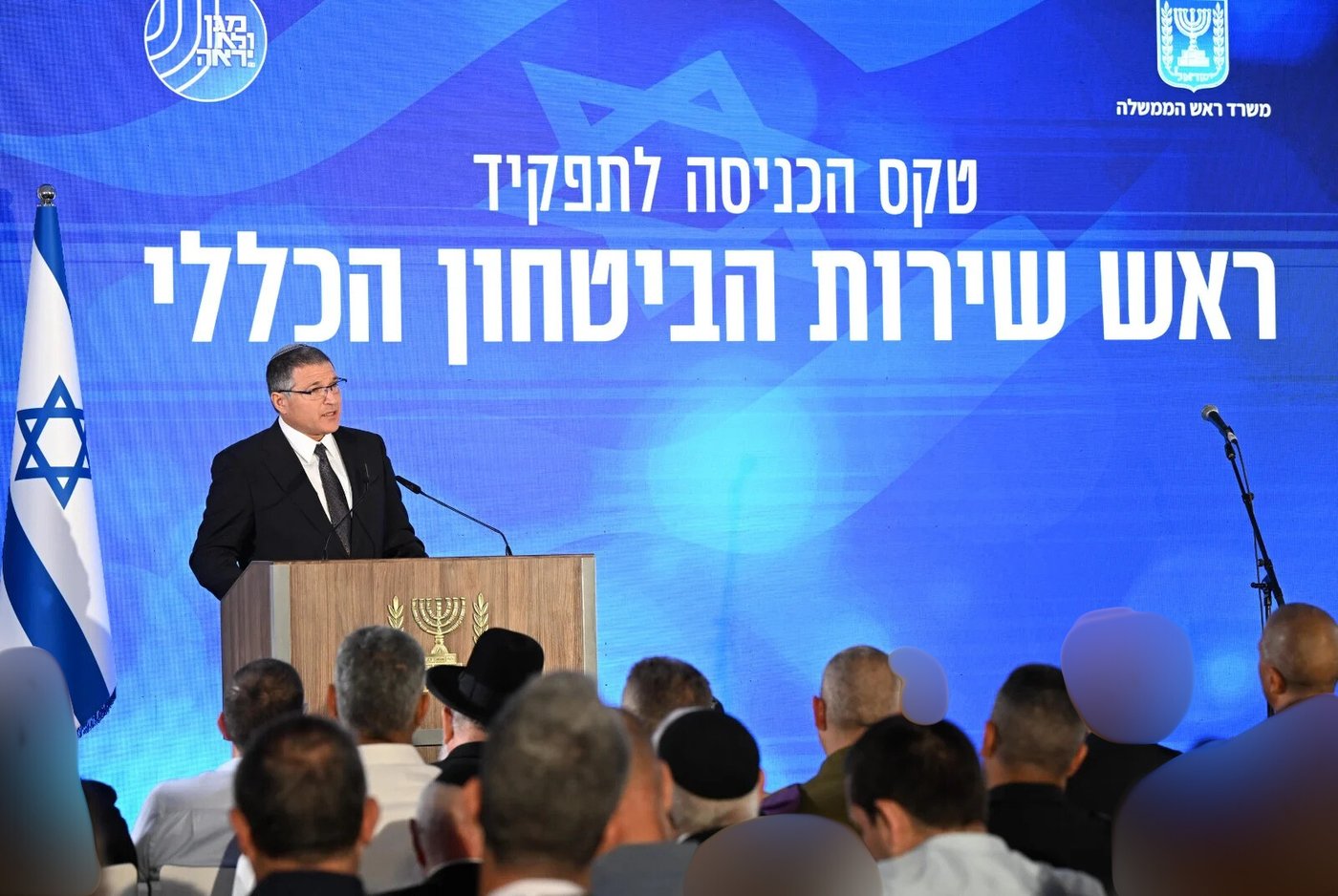 דוד זיני בכניסתו לתפקיד. האם ש' נמצא בתמונה?