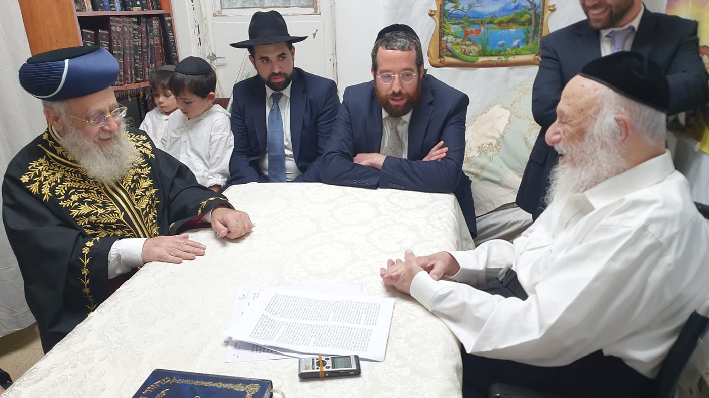 הראש"ל הגר"י יוסף עם ראש הישיבה