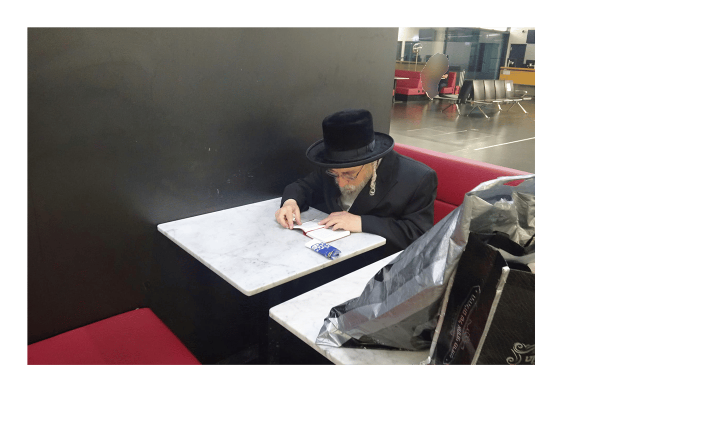 הגה"צ רבי יצחק משה ארלנגר בשדה התעופה באנטווערפן