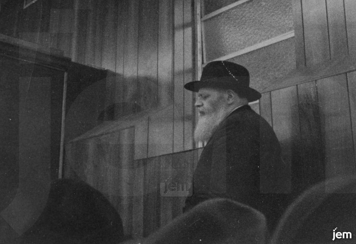 המשב"ק הצליח להכניס מצלמה: התמונות הנדירות מהרבי שמרגשות את חב"ד