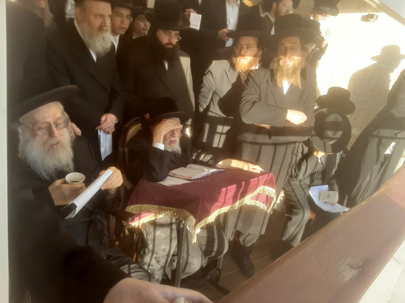 האדמו"ר מקופיטשניץ והאדמו"ר מקומרנא ארזי הבירה בעצרת