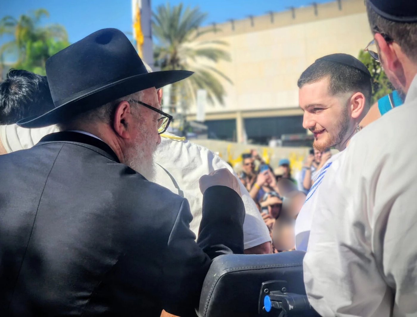 שורד השבי מניח תפילין בתל אביב