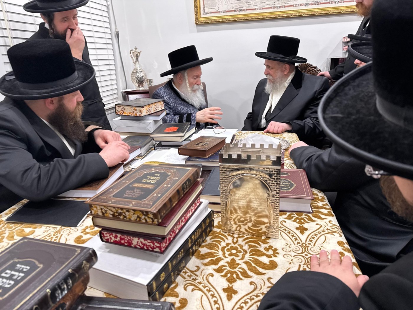 האדמו"ר מסקווירא מב"פ בביקור אצל האדמו"ר מבאבוב