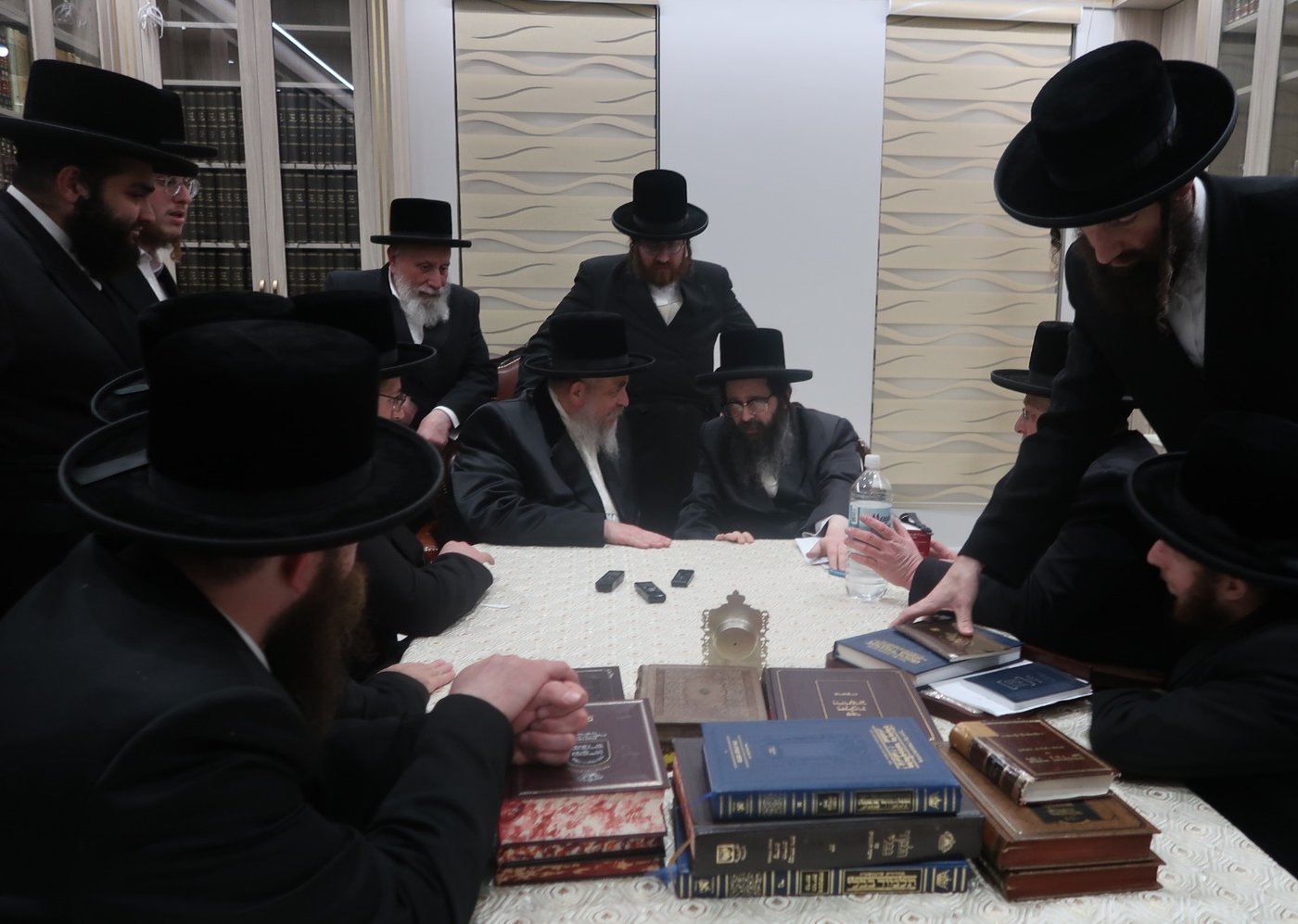האדמו"ר מסקווירא מב"פ בביקור אצל האדמו"ר מזוועהיל מונסי