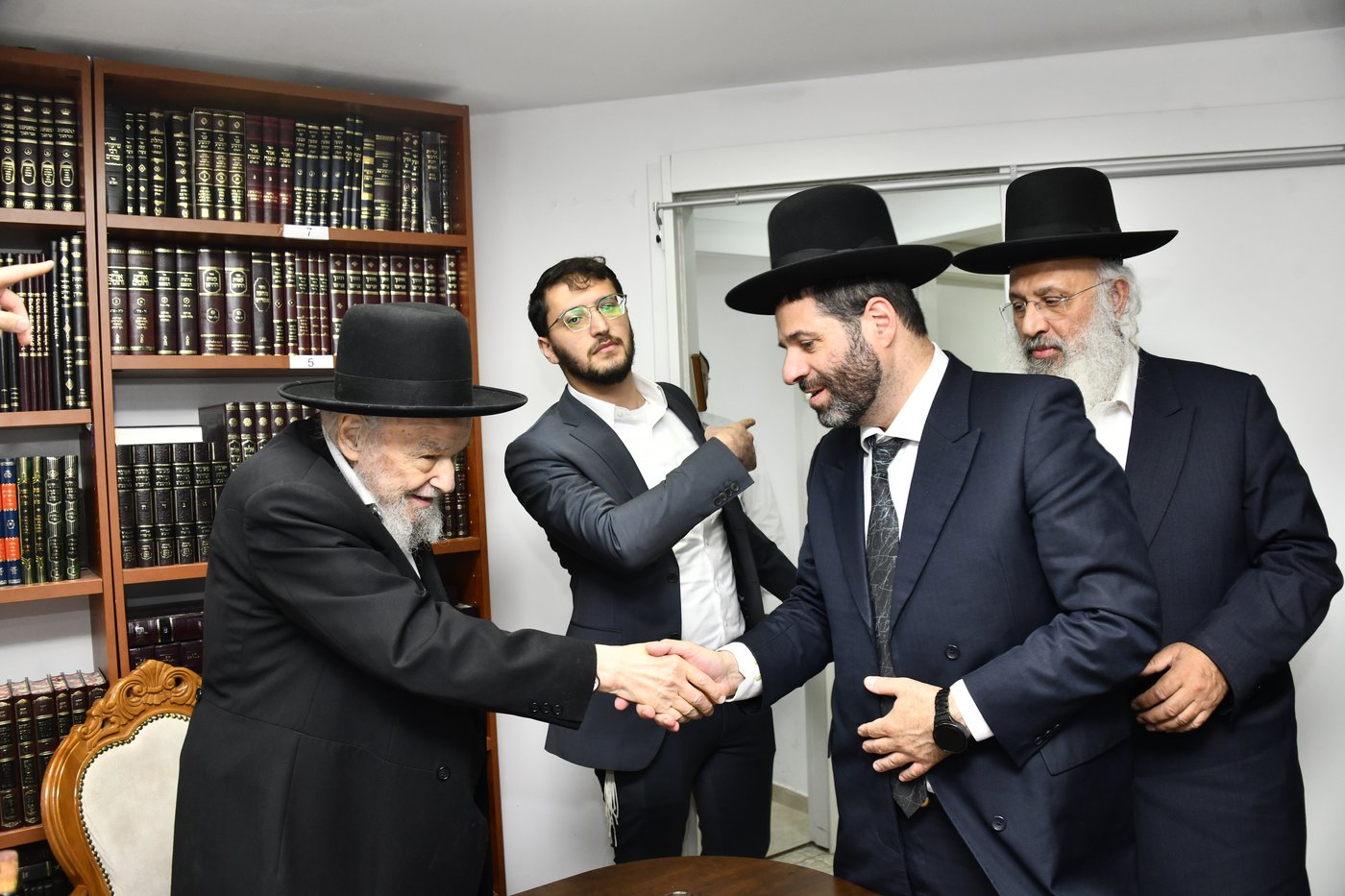 מעמד לחיים אצל הגרמ"ה הירש לרגל חנוכת בית ספר וסמינר 'בנות ציון' 