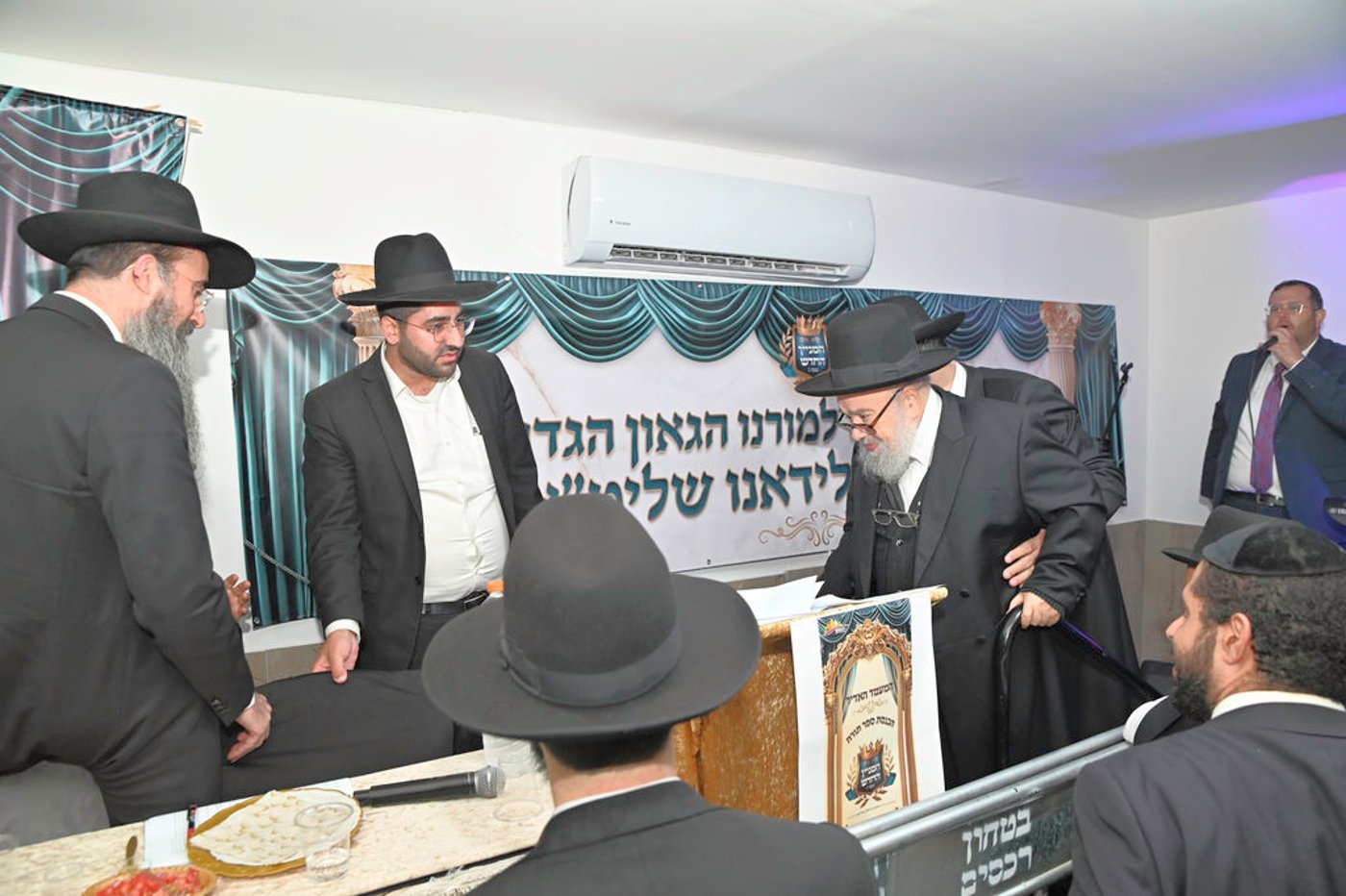 הכנסת ס"ת והכתרת רבי אהרן טולידאנו לרב קהילת אברכים ברכסים