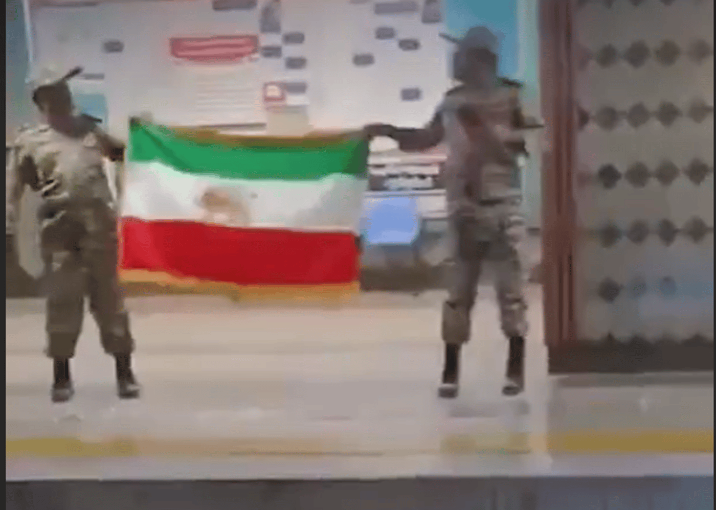חיילים איראנים קוראים תיגר על המשטר בתחנת רכבת