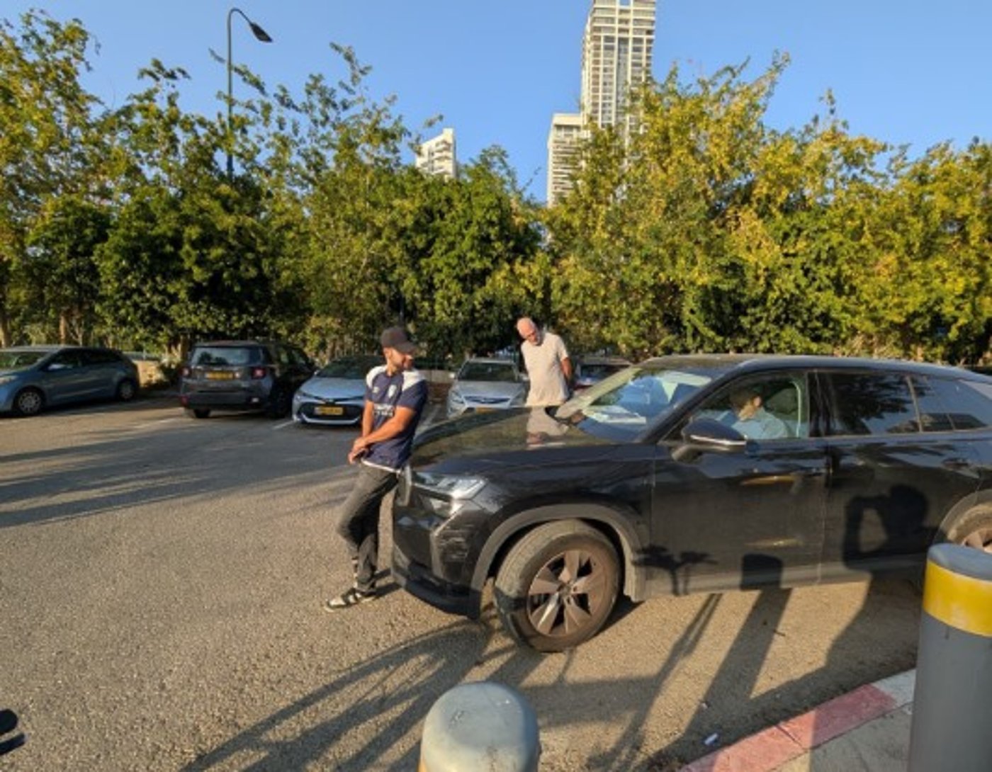 פעיל הימין מרדכי דוד חוסם את רכבו של ח"כ גלעד קריב