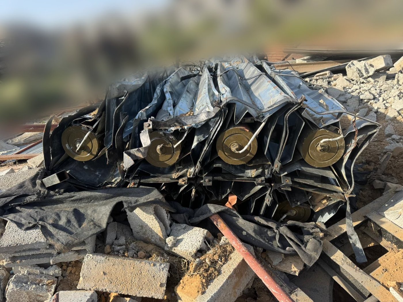 משגר בעל שמונה קני שיגור עם ארבע רקטות ומכוון לשטח מדינת ישראל במרחב הקו הצהוב