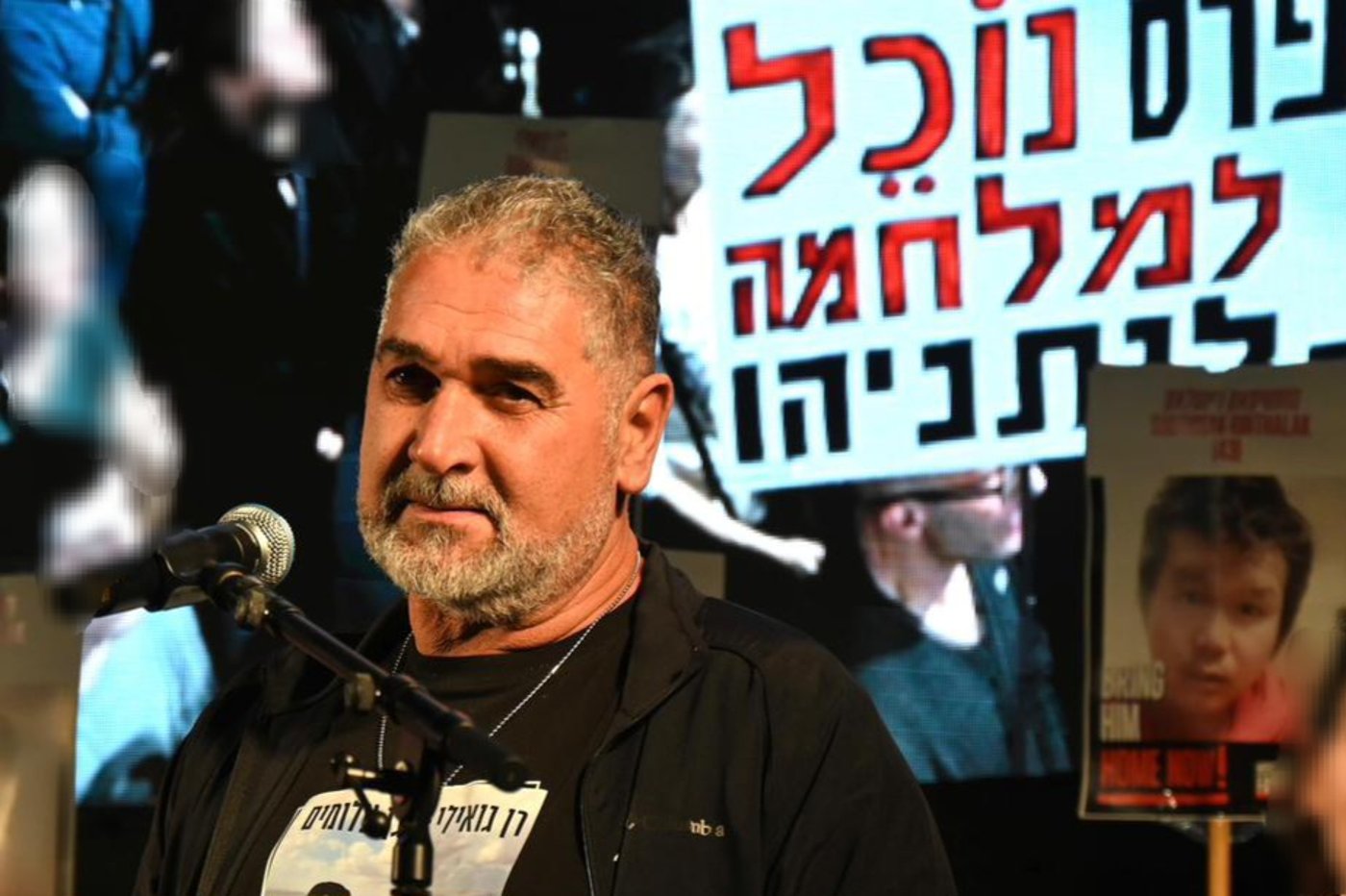 איציק גואילי - אביו של החטוף רן גואילי - מופיע בכיכר החטופים