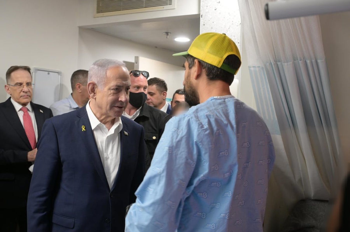 רה"מ נתניהו מבקר את החיילים שנפצעו