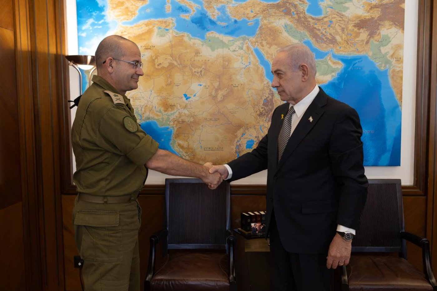 נתניהו עם גופמן כשהיה מזכירו הצבאי