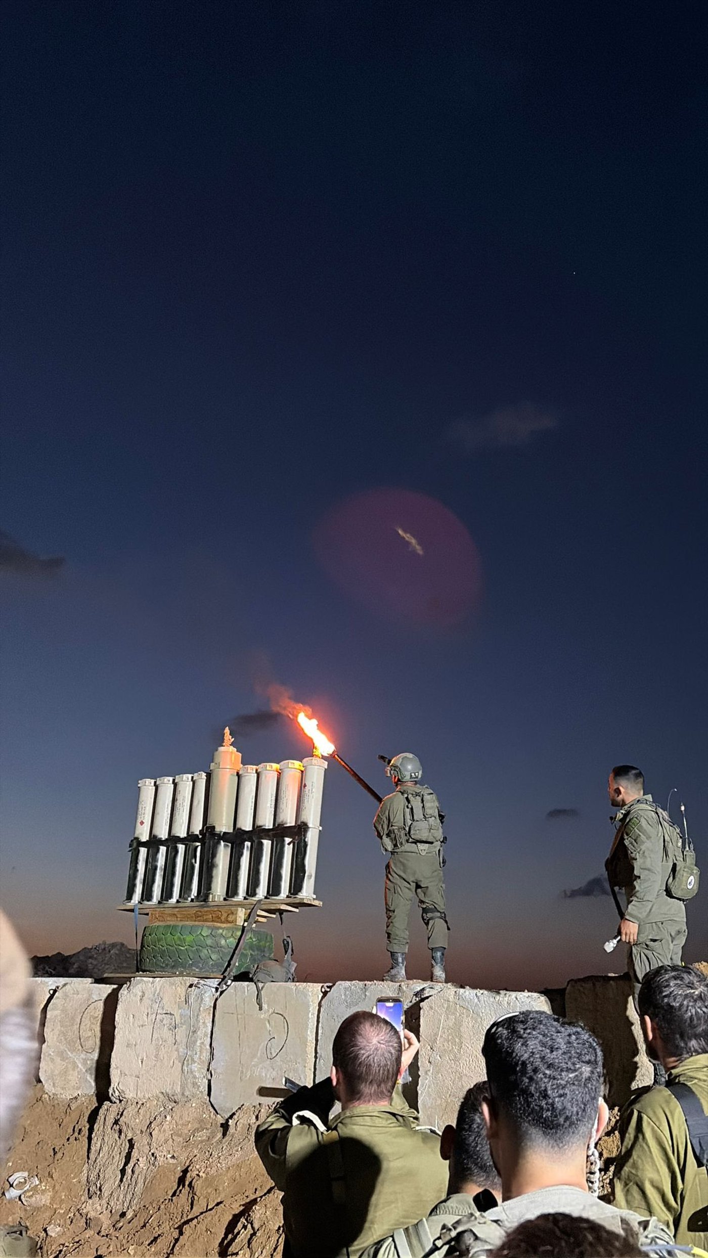 לוחמי צה"ל מדליקים נר ראשון של חנוכה