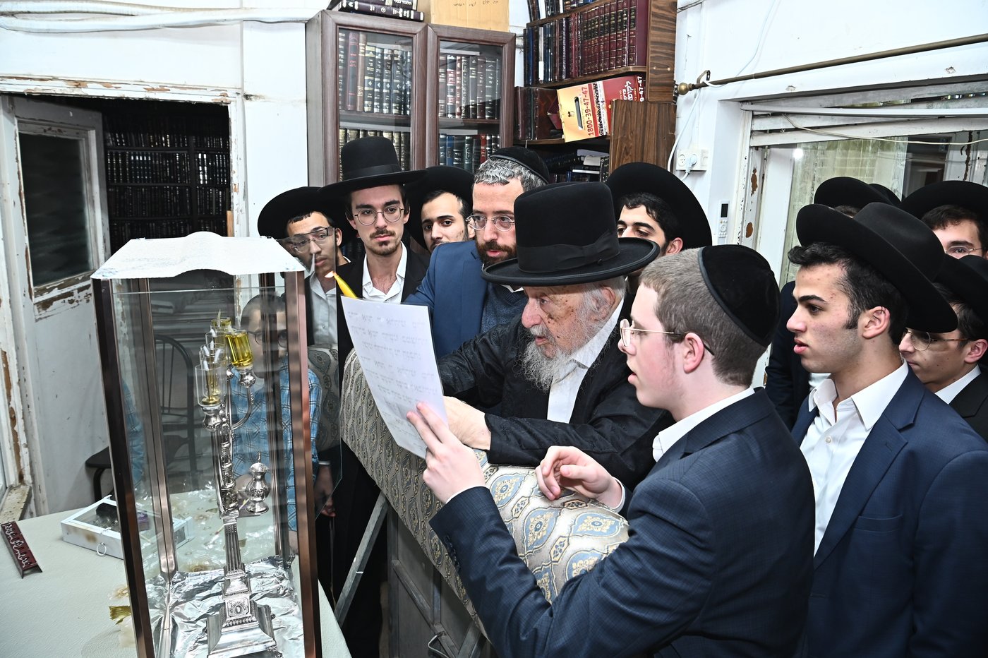 הגרב"ד פוברסקי בהדלקת נר חנוכה