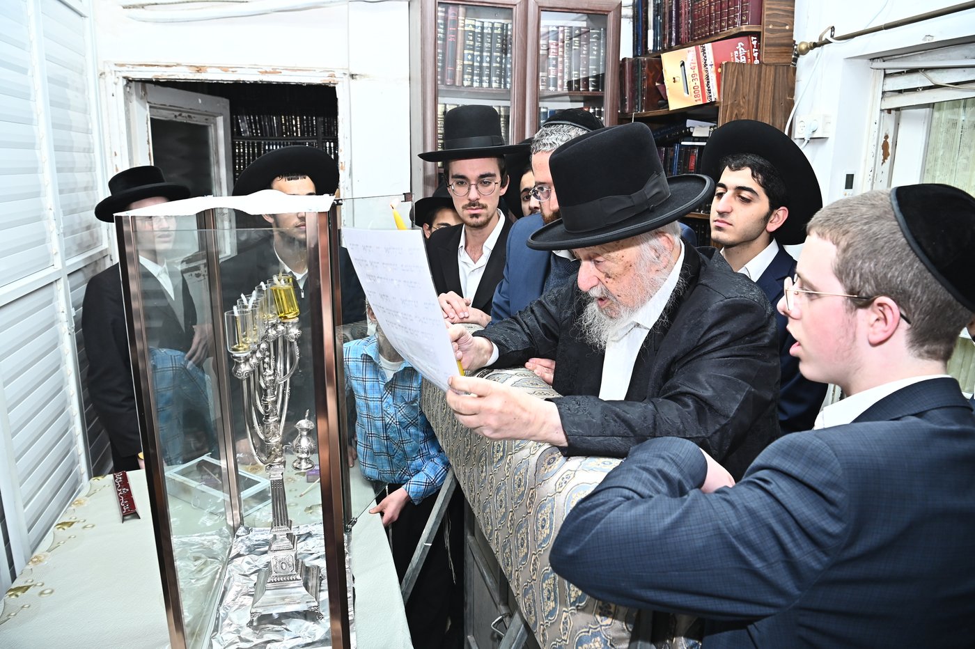 הגרב"ד פוברסקי בהדלקת נר חנוכה