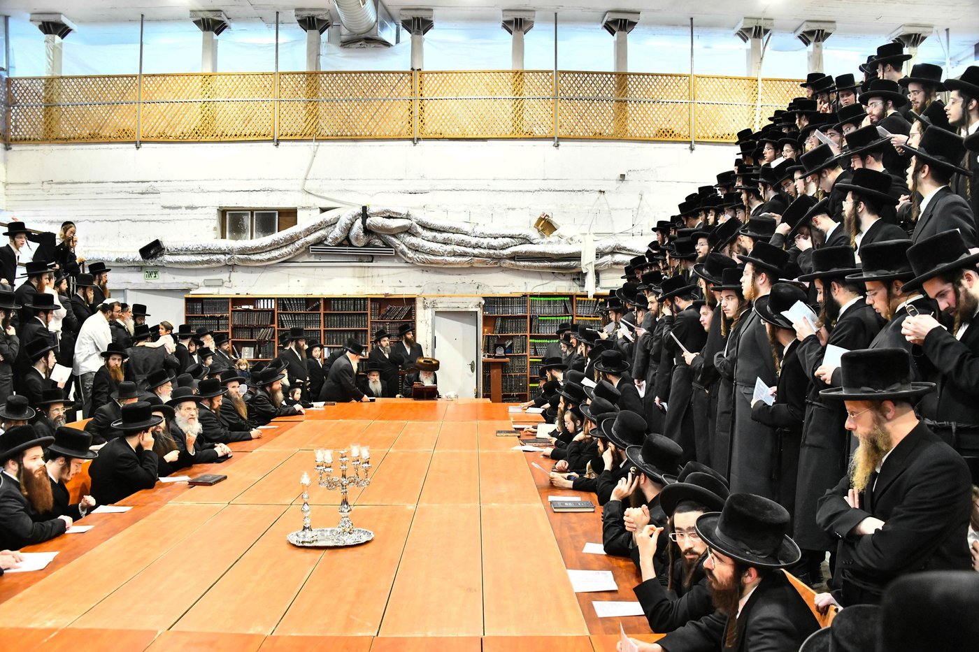 האדמו"ר ממכנובקא בעלזא בהדקלת נרות חנוכה