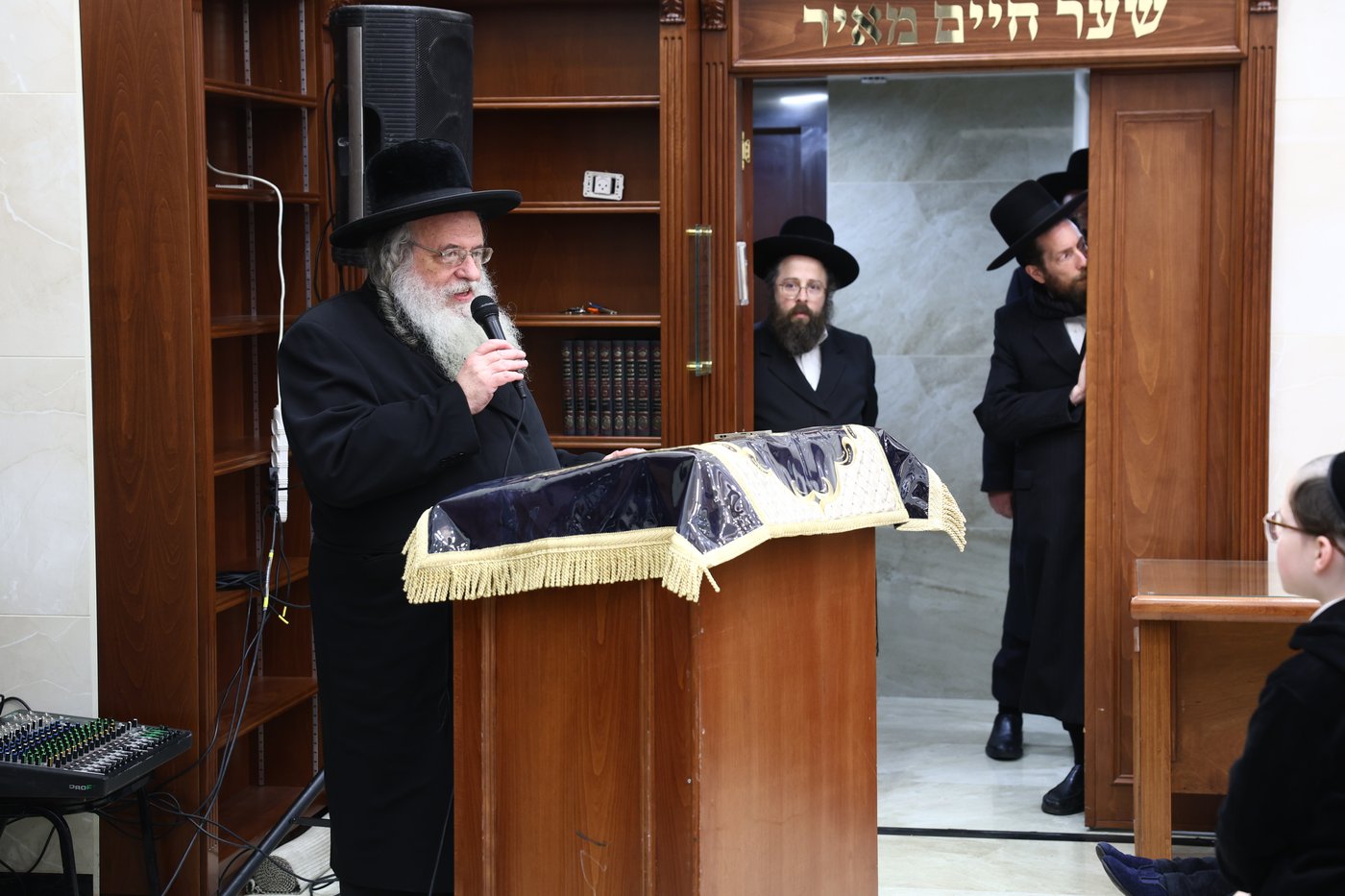 נר ראשון של חנוכה אצל הגר"ש אלתר