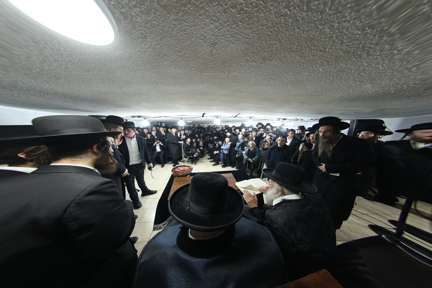 הגר"מ שטרנבוך בהדלקת נרות חנוכה