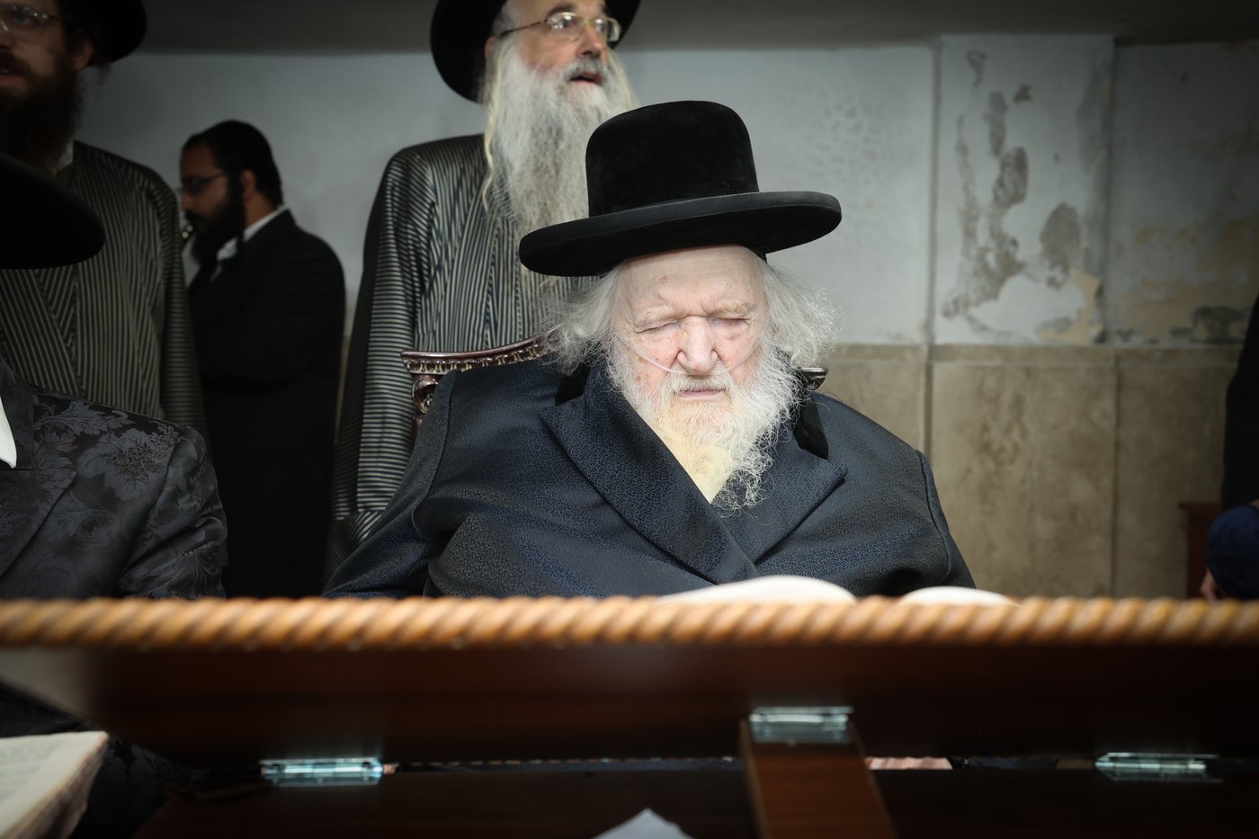 הגר"מ שטרנבוך בהדלקת נרות חנוכה