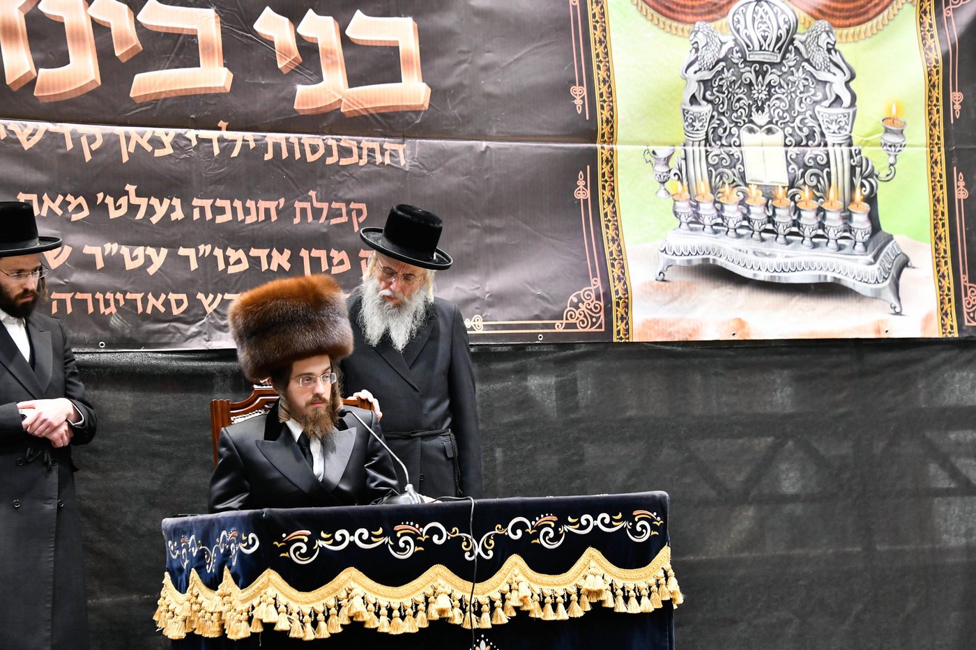 האדמו"ר מסאדיגורה בחלוקת מעות חנוכה לילדים