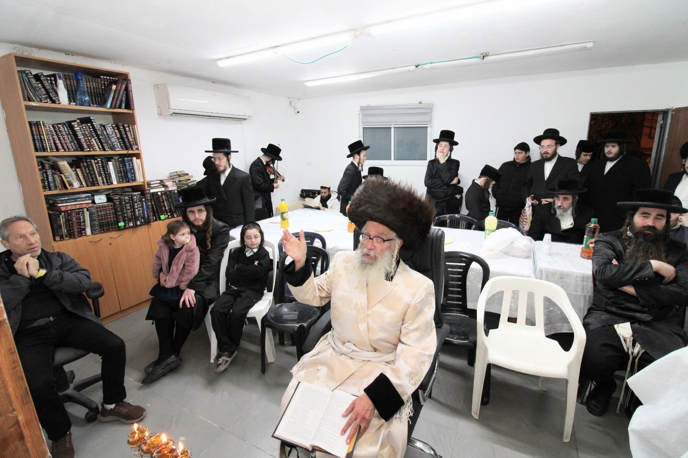 הרבי מטורקא בהדלקת נרות חנוכה