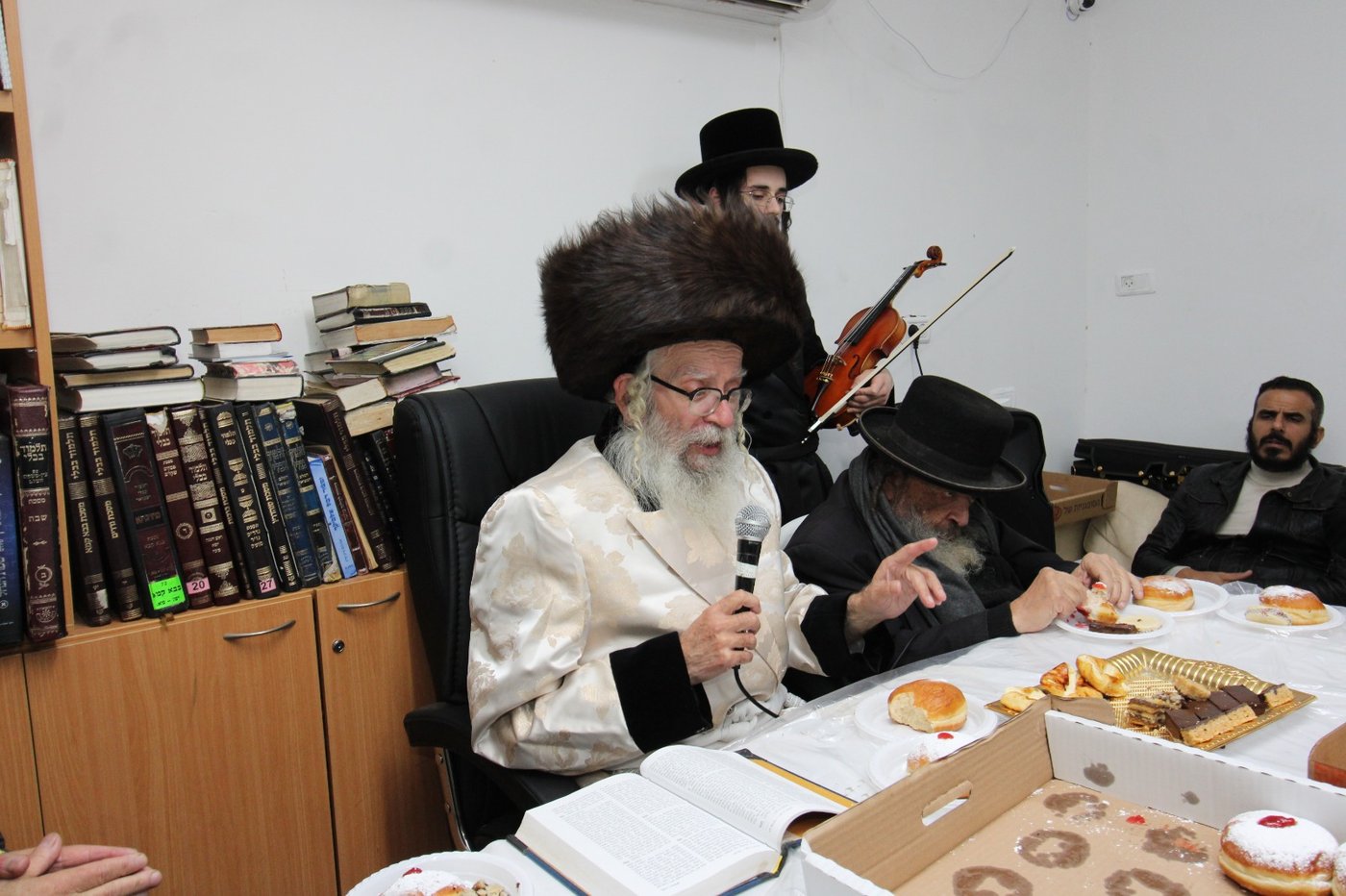 הרבי מטורקא בהדלקת נרות חנוכה