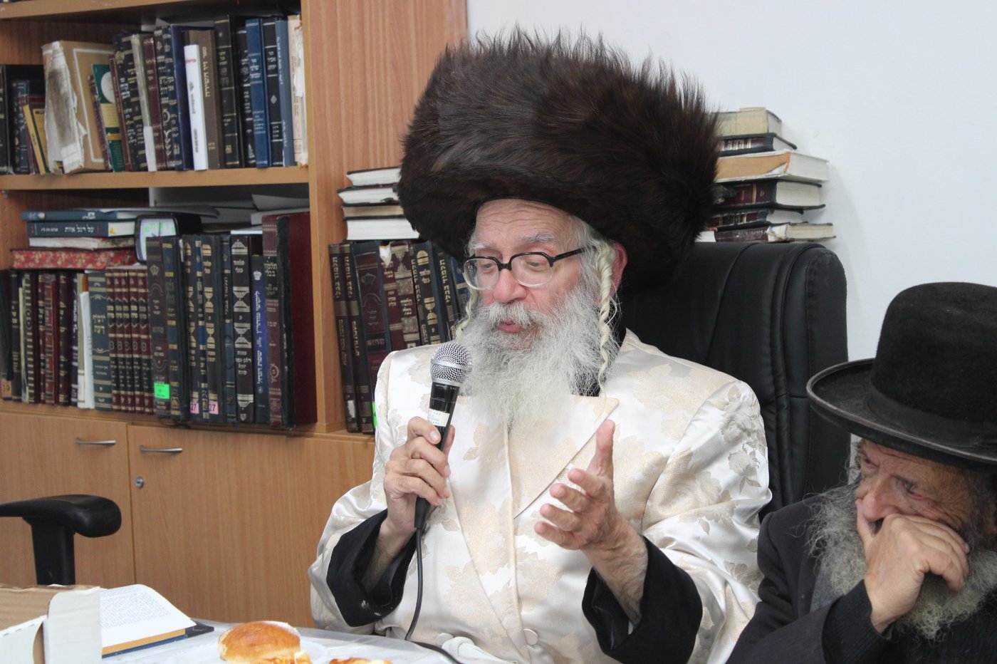 הרבי מטורקא בהדלקת נרות חנוכה
