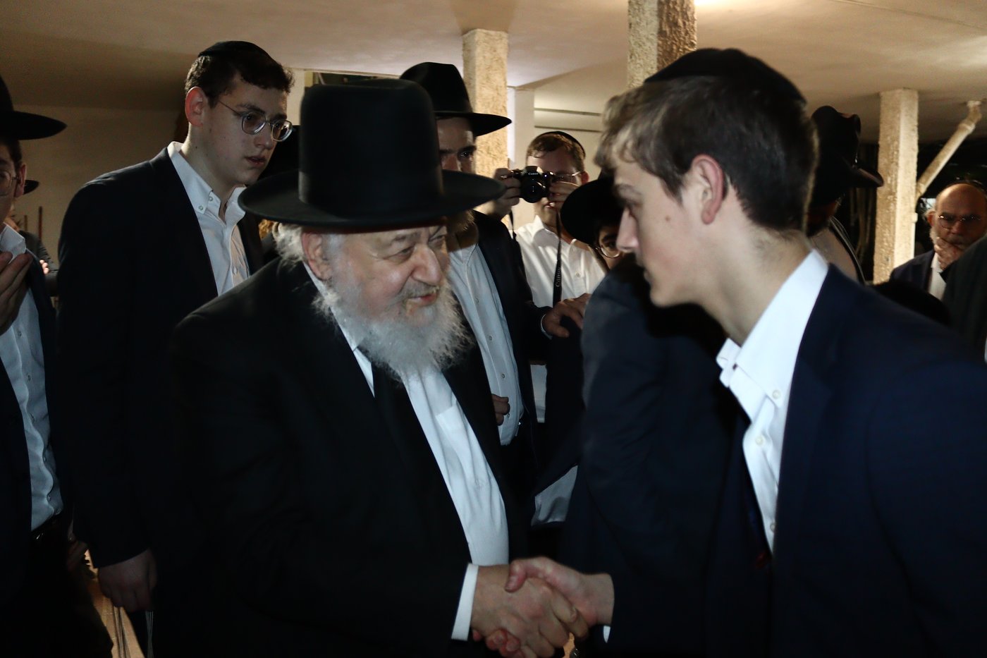 ראש הישיבה הגאון רבי אברהם יצחק הכהן קוק בהדלקת נרות חנוכה