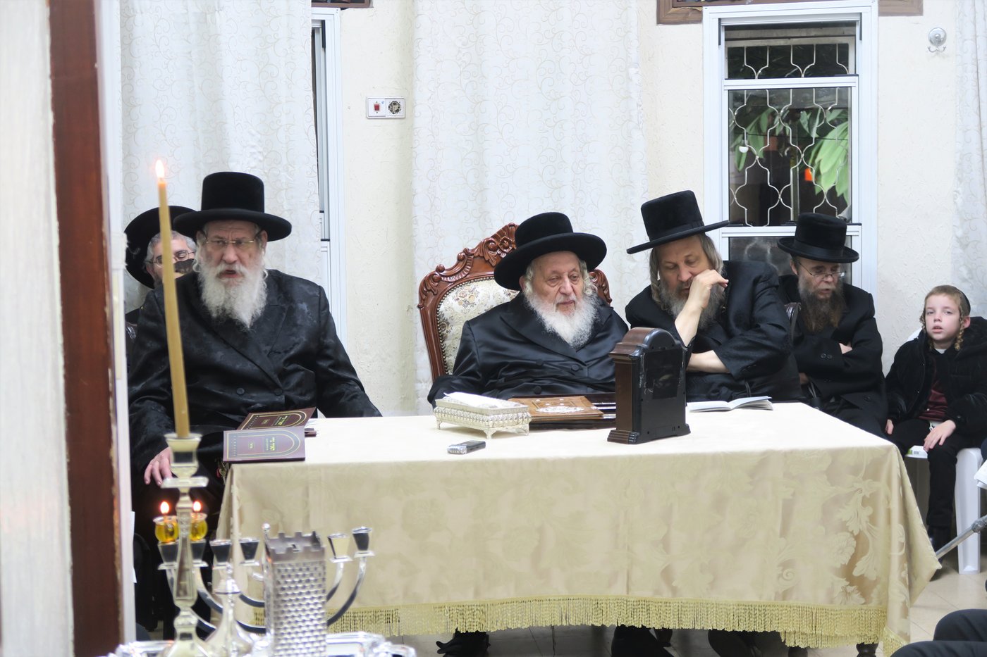 האדמו"ר מנאראל בהדלקת נרות חנוכה