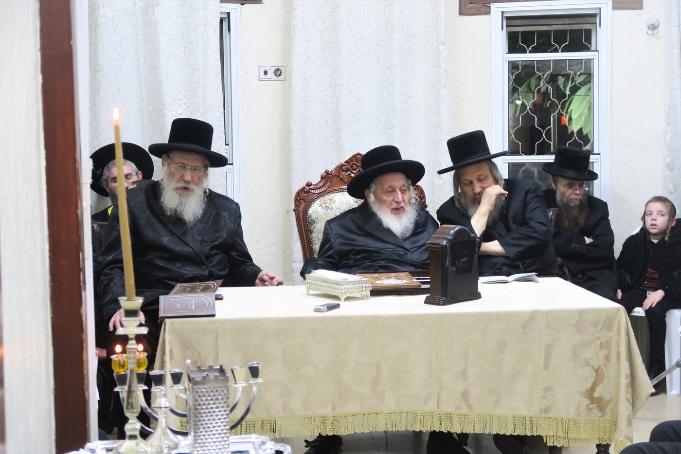 האדמו"ר מנאראל בהדלקת נרות חנוכה