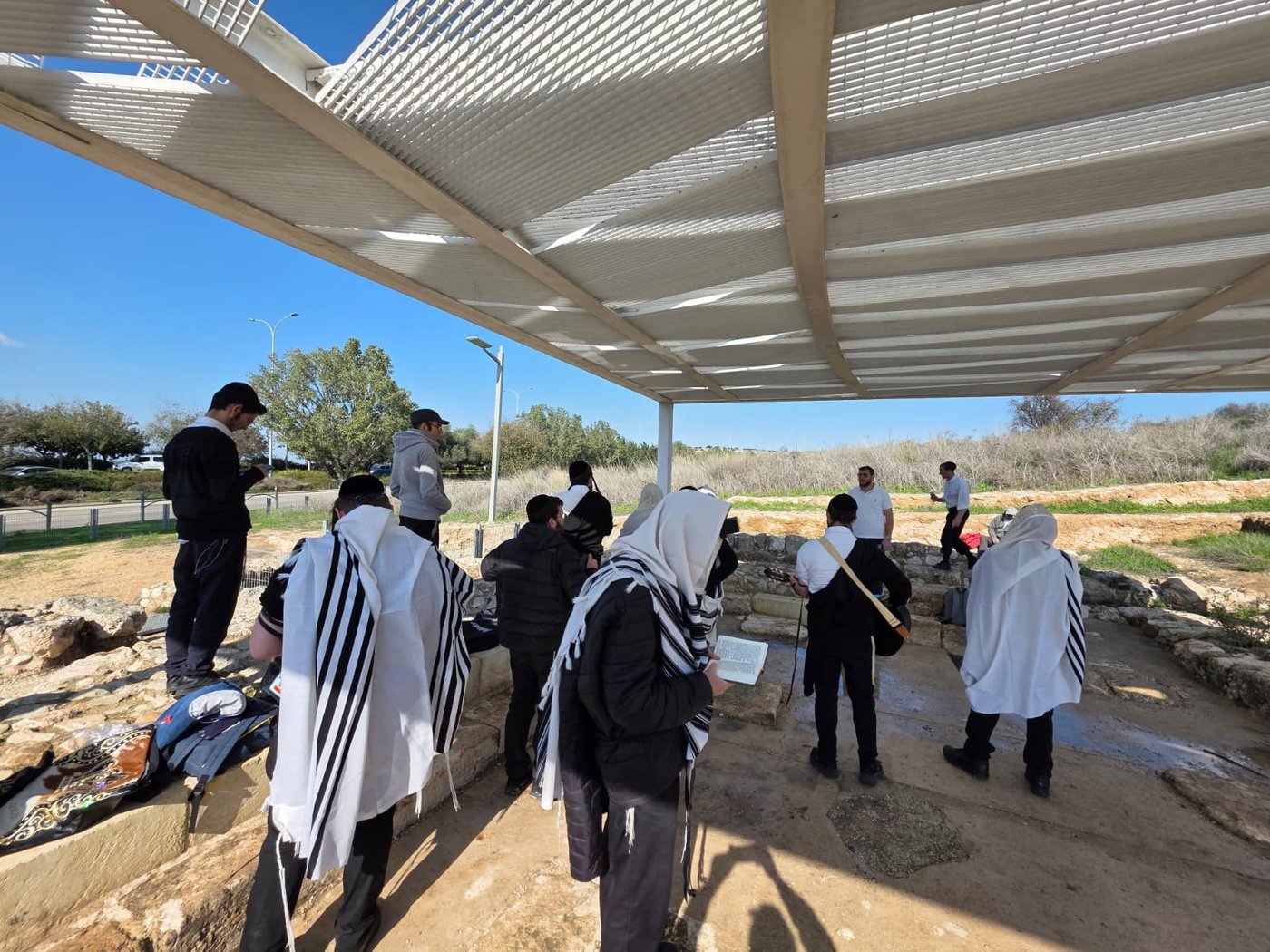 חנוכה בבית הכנסת העתיק אום אל-עומדן שבמודיעין