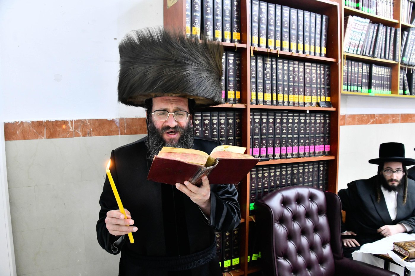 האדמו"ר מספינקא רמת אהרן בהדלקת נרות חנוכה 
