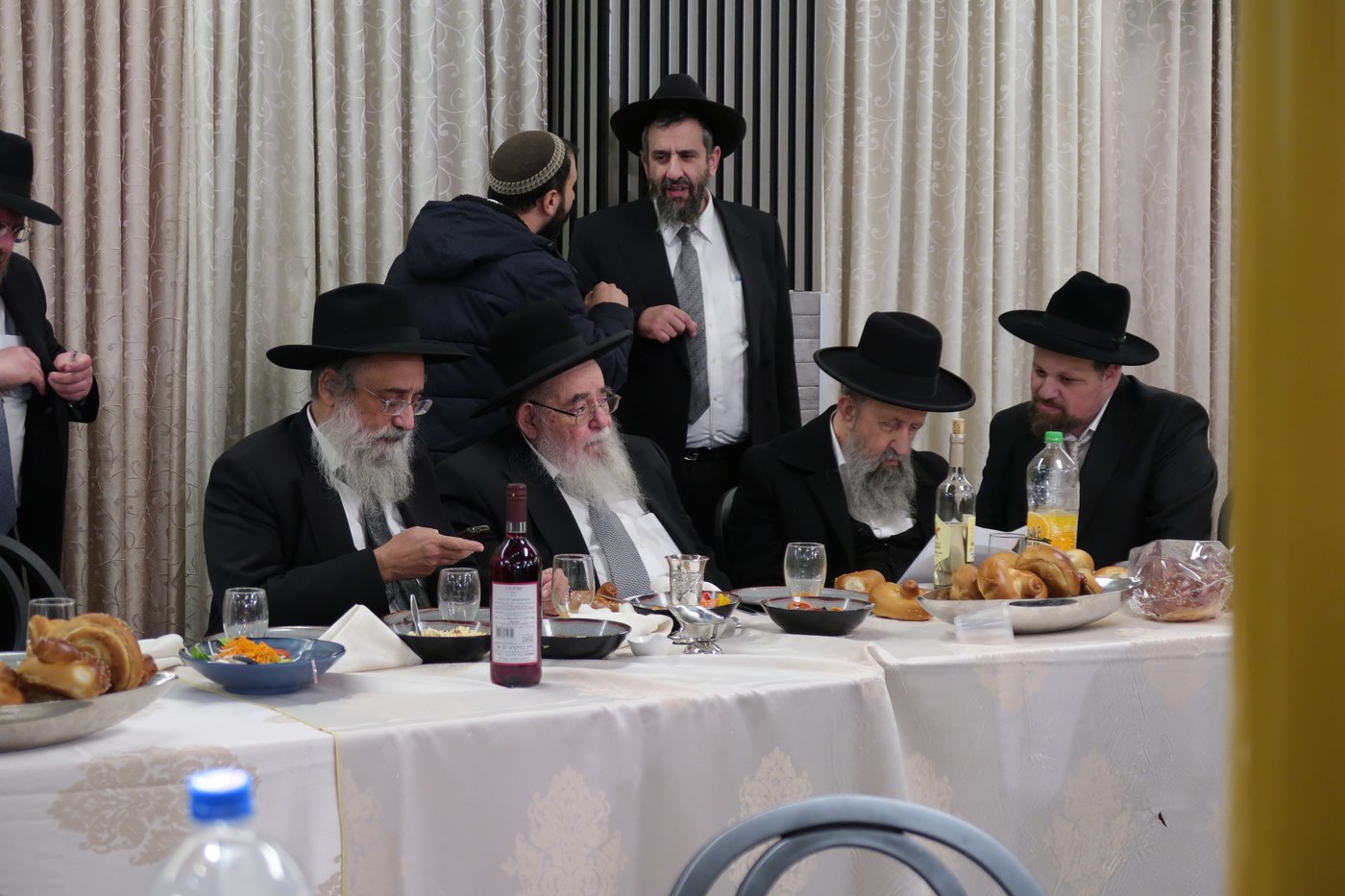 שמחת נישואי צאצאם של הגאון רבי אברהם סאלים והגאון רבי בן ציון מוצפי