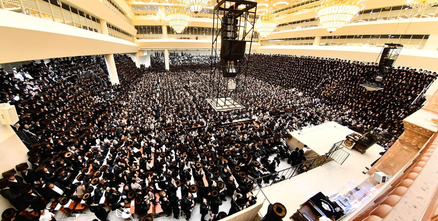 מוצאי שבת חנוכה בחצה"ק ויז'ניץ