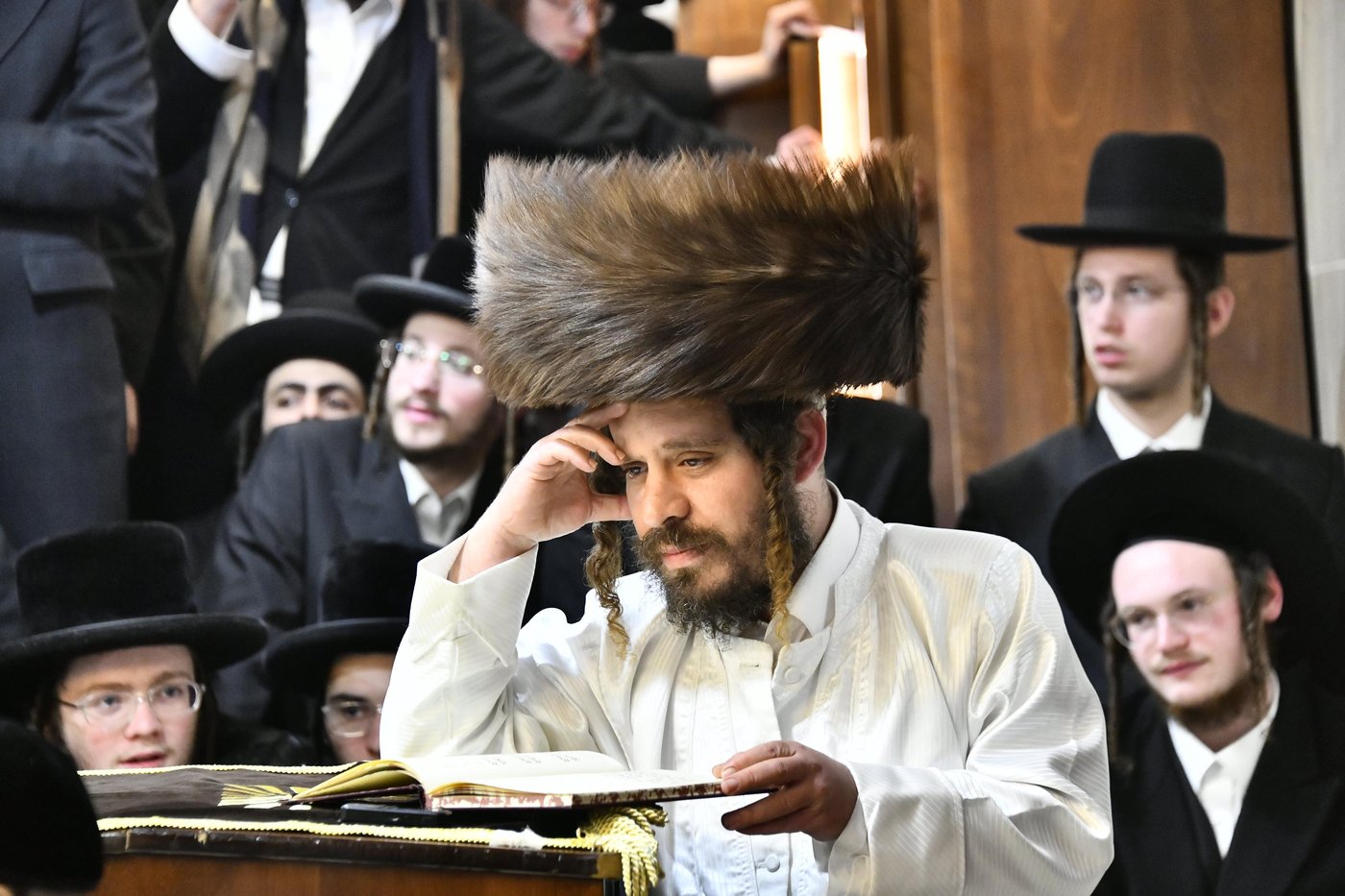 האדמו"ר מקרעטשניף כפר אתא בהדלקת נרות חנוכה